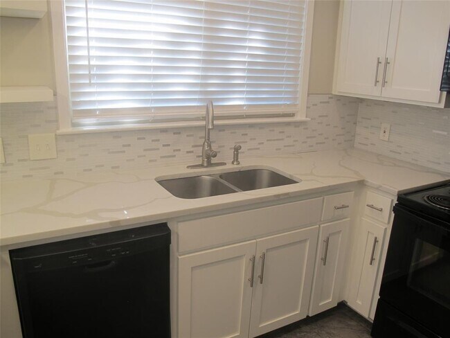 Building Photo - 3504 Roanoke Dr