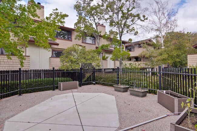 Building Photo - Popular Woodside Commons at Its Finest.