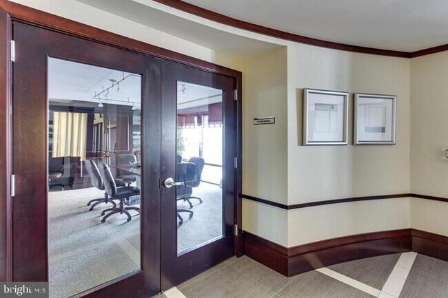 Building Photo - 4500 S Four Mile Run Dr