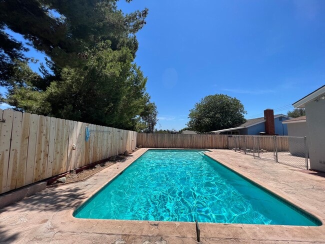 Building Photo - 5 bed 3 bath w/ POOL and Large rooms