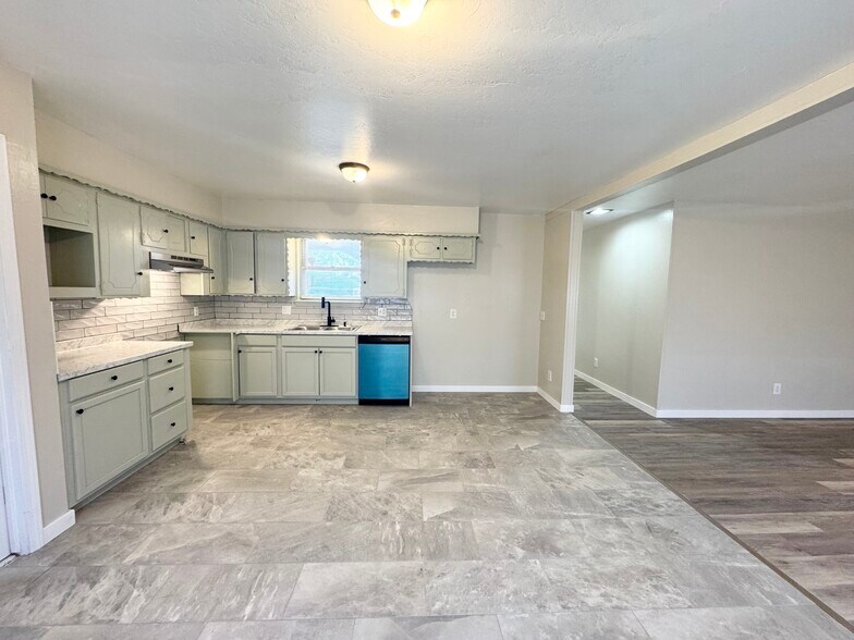 Building Photo - 1321 Beechwood Dr