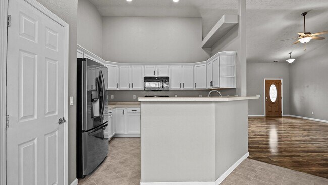 Building Photo - Spacious 3-Bed Ranch Home w/ 3-Car Garage & RV Parking In Quiet North Grand Junction Neighborhood