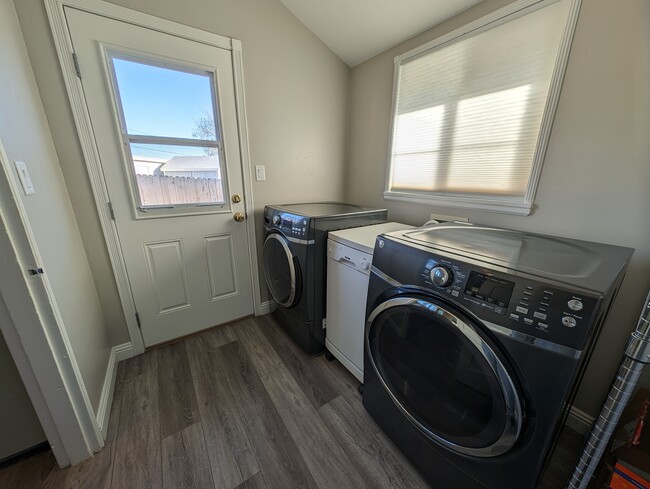 Building Photo - 411 Birch St