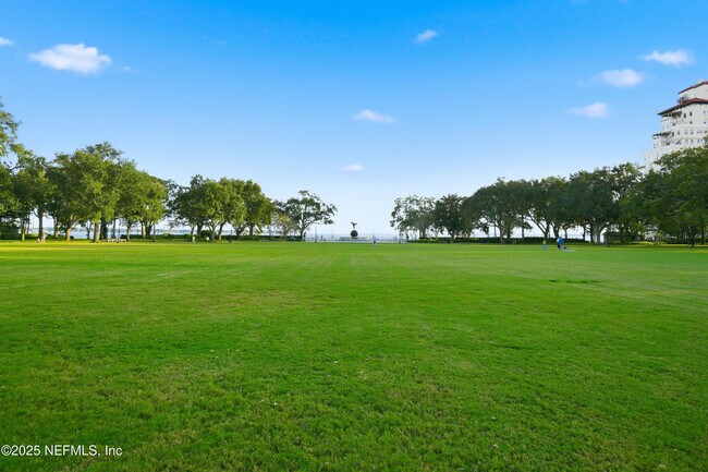 Building Photo - 3319 Pine St