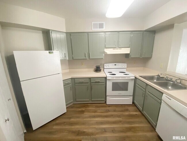 Building Photo - 5905 W Ridgecrest Dr