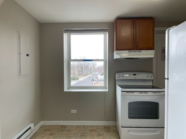 Building Photo - x141a-R