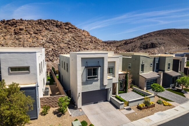 Primary Photo - Furnished Luxury Rental with Mountain View...