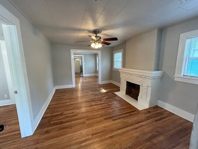 Building Photo - 2512 E 11th Pl