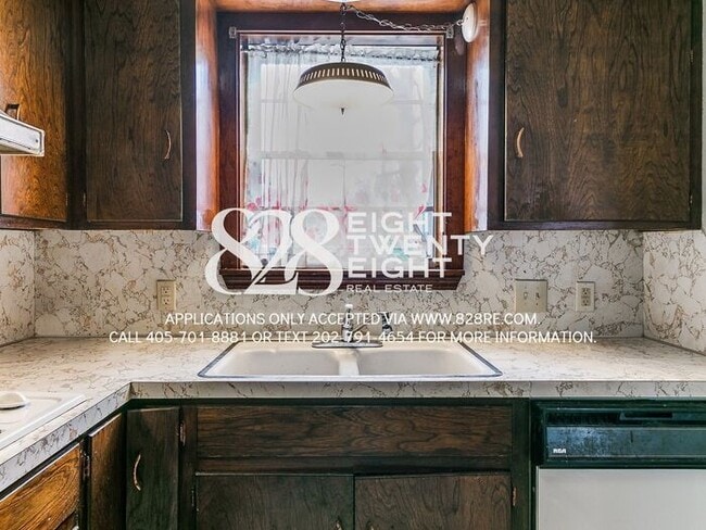 Building Photo - Cozy 2 Bed/1 Bath Single Family Brick Home...