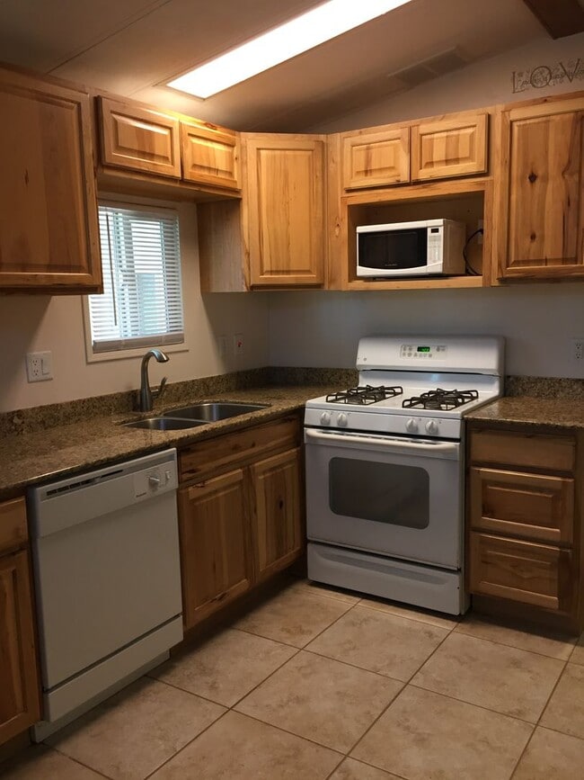 Building Photo - 55+ Community 1 Bed 1 Bath.