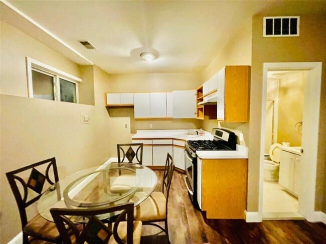 Building Photo - 207 Swinnerton St