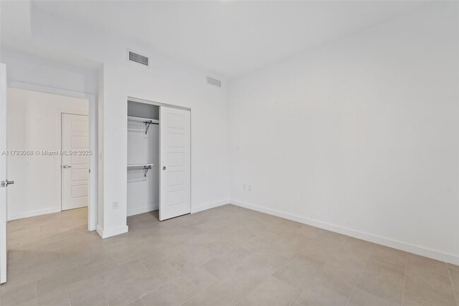 Building Photo - 2150 N Bayshore Dr