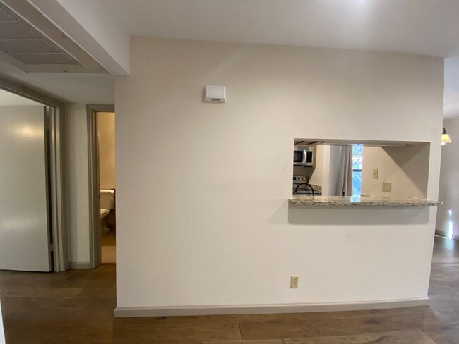 Building Photo - Country Hollow Condominiums