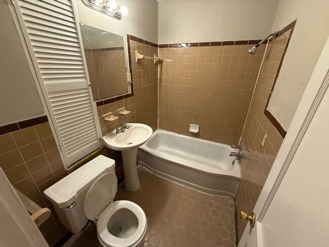 Building Photo - Move-in special! 1/2 off first month's rent!