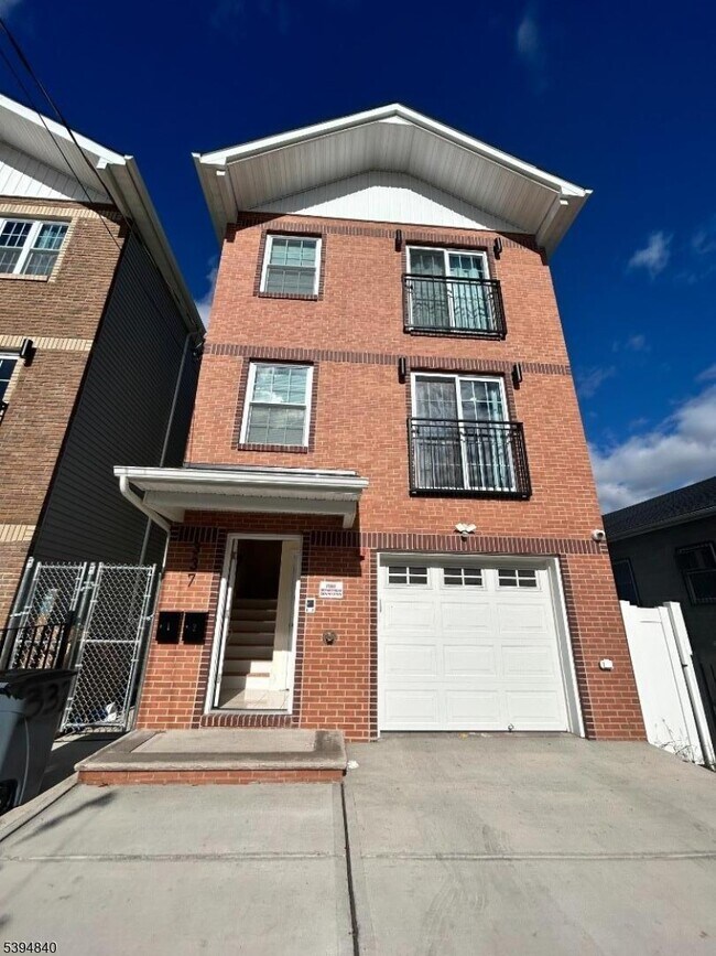 Primary Photo - 337 13th Ave