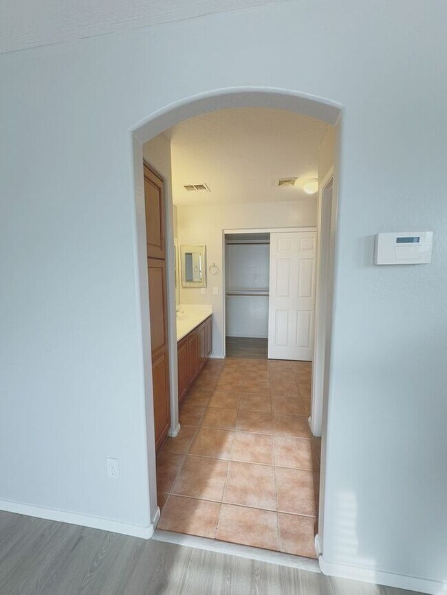 Building Photo - Large 4Bedrooms- 3Bath Home!!!