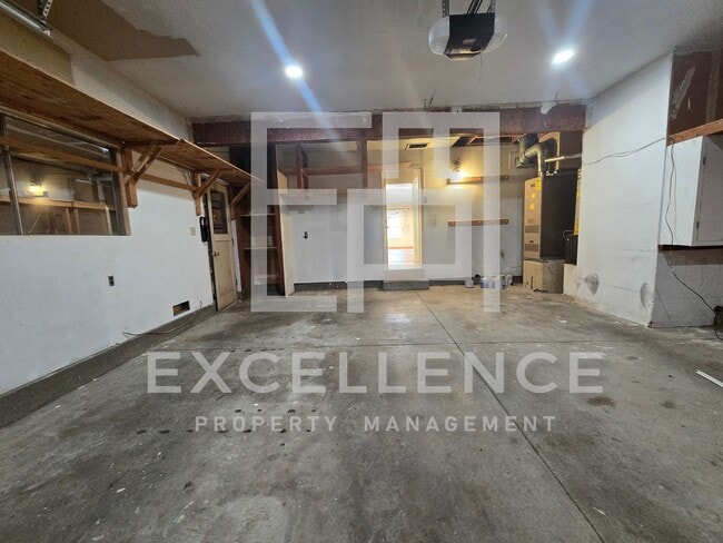Building Photo - 3087SF 2 Story 5/2.5 House - Community Cab...