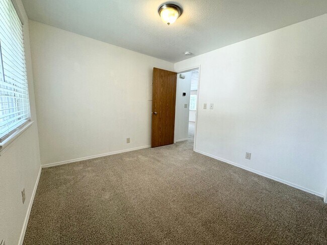 Building Photo - 2bd/1b Apartment, Boise Bench-Close to Eve...