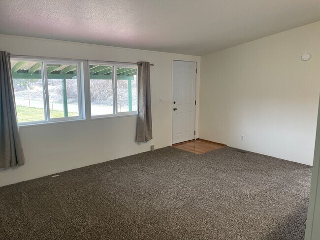 Building Photo - 3 Bed 2 Bath Home on Property Available for Lease