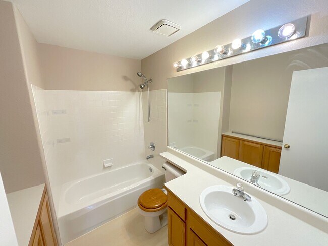 Building Photo - 4 Bedroom Home Available Near Constitution...