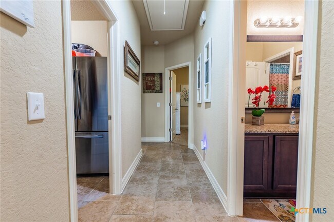 Building Photo - 1722 Village Springs