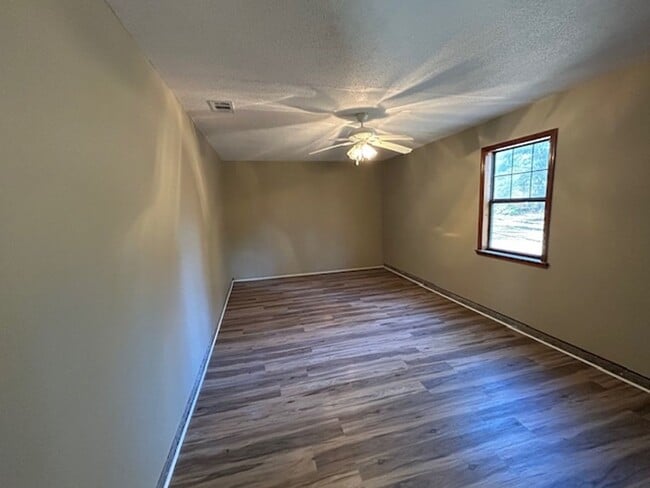 Building Photo - 3-bedroom home located in the charming Lake Park, GA