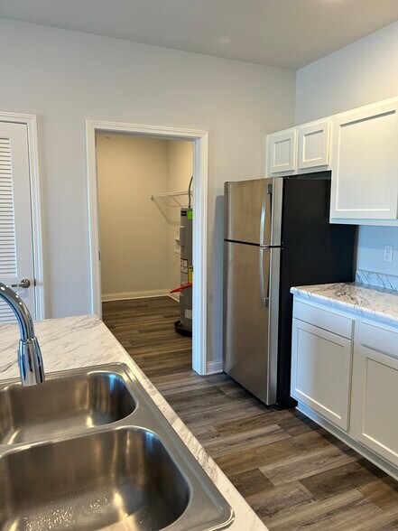 Building Photo - 530 Regency Cir