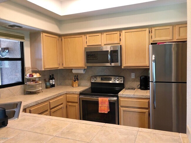 Building Photo - 6655 N Canyon Crest Dr