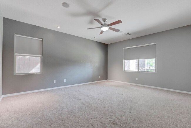 Building Photo - 2589 Chateau Clermont St