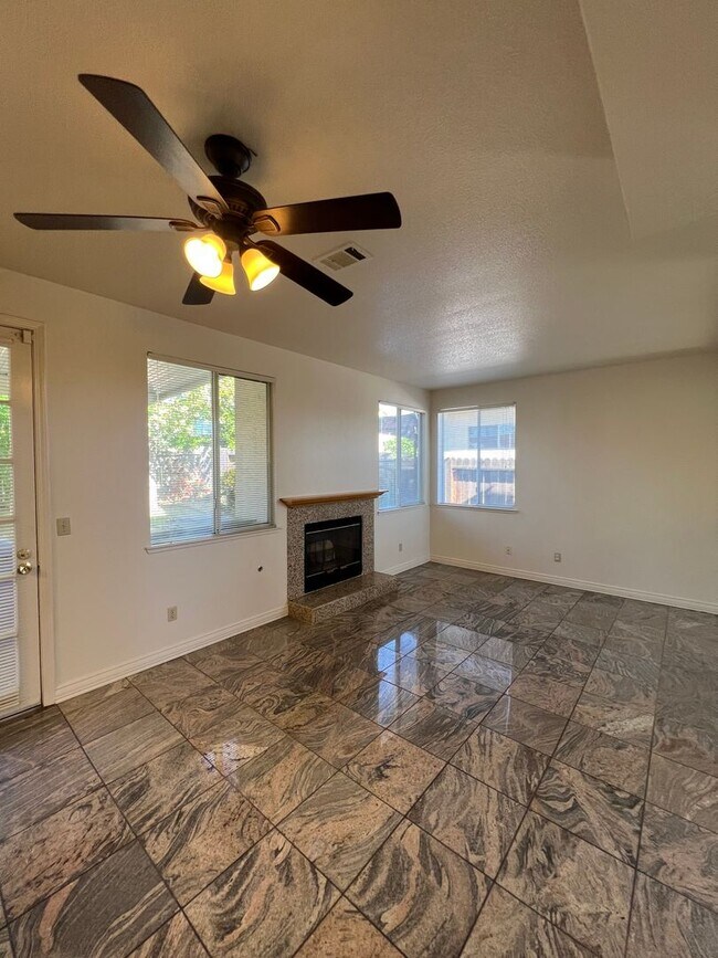 Building Photo - LOVELY 4 BEDROOM HOME IN LAGUNA CREEK!