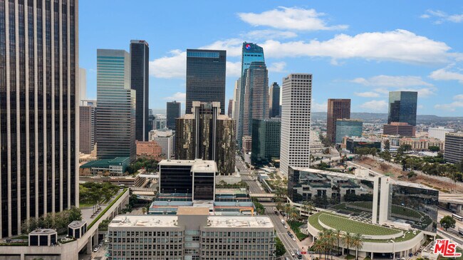 Building Photo - 800 W 1st St