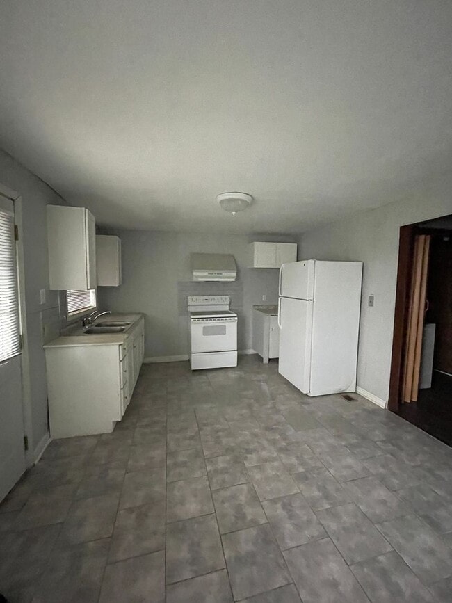 Building Photo - Dartmouth Duplex