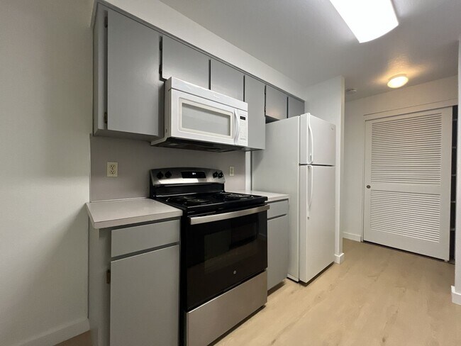 Building Photo - Beautiful Upper-Level Condo in the Heart of Multnomah Village with Private Covered Balcony and In...