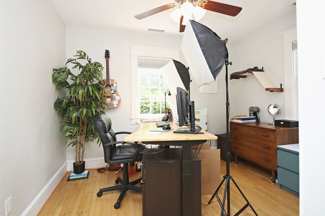 Building Photo - Charming Fry's Spring Cottage Near UVA