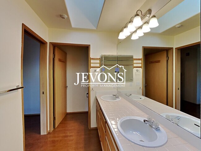 Building Photo - Fabulous 2 Bedrooms, 2 Bathroom, Top-Floor Condo in Klahanie