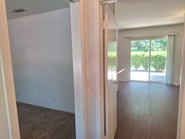 Building Photo - 513 Simmons Dr