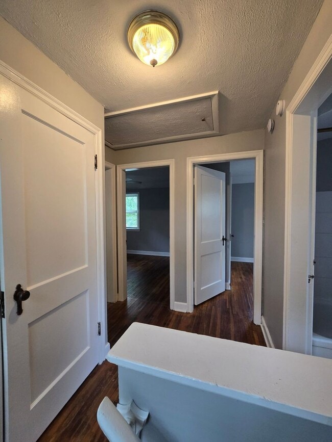 Building Photo - 3 BEDROOM SINGLE FAMILY