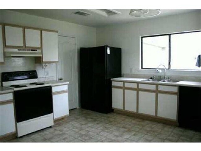 Building Photo - Spacious 4 Bed/2 Bath in Saddlewood Estates