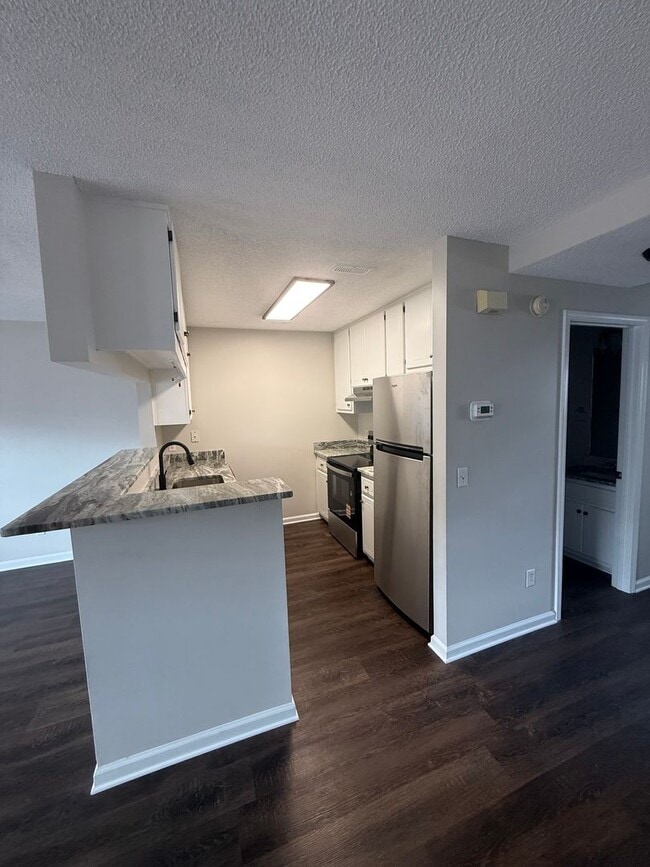 Building Photo - Available NOW- 113 Commons-Move in Special 1/2 off the first month rent with 12-month Lease
