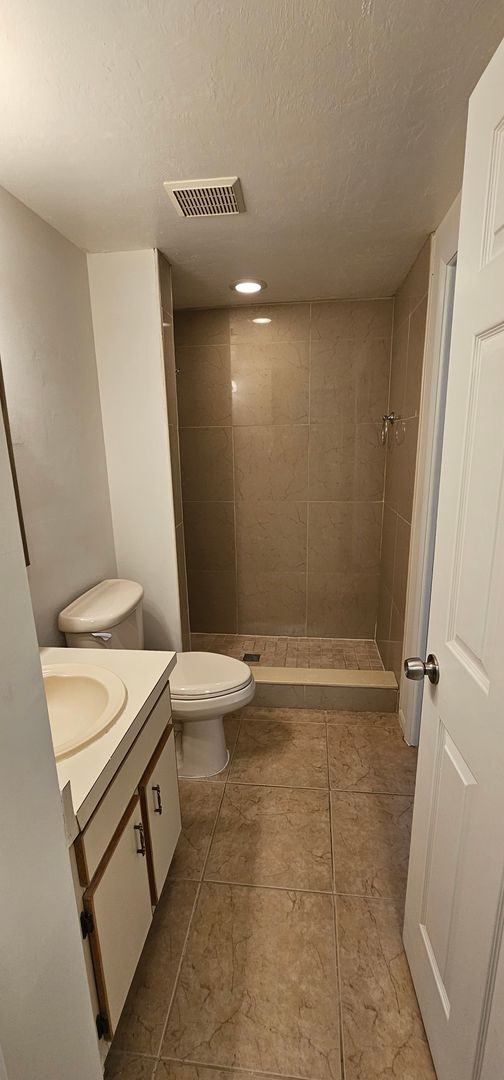 Building Photo - Bright and spacious 2-bedroom condo located in Summerlin Trace.