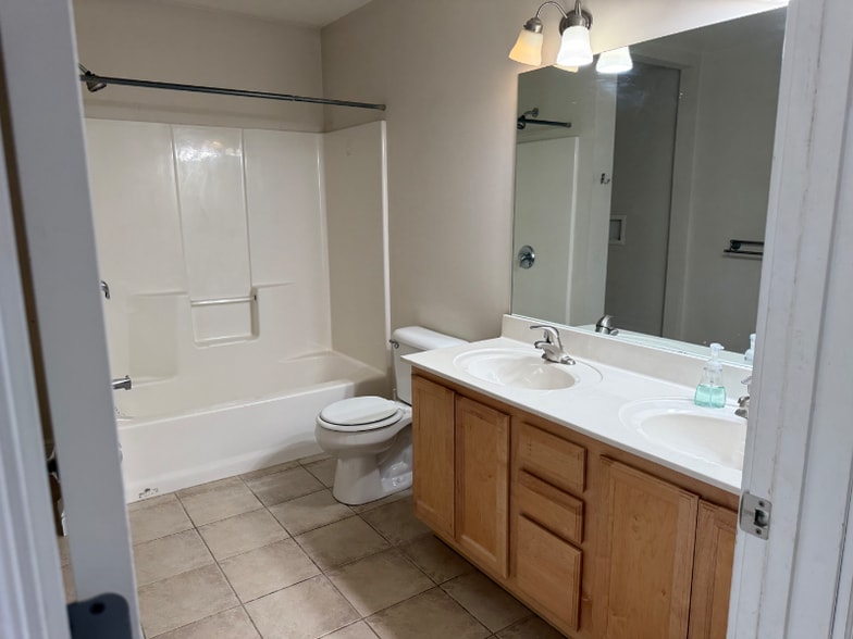 Building Photo - 11 Leclair St