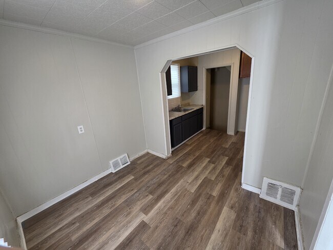 Building Photo - 8461 Plainview Ave
