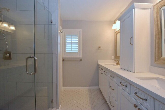 Building Photo - 10802 Meadow Lake Ln