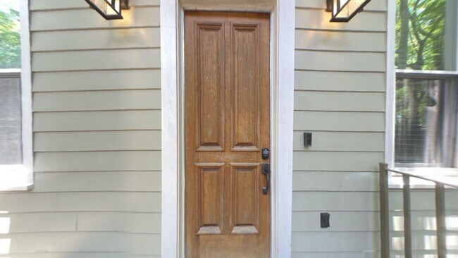 Building Photo - Well-Kept 2-Bedroom, 1-Bath Home in a Desi...