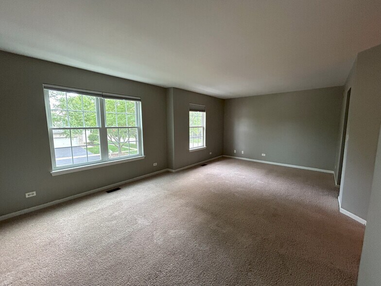 Building Photo - 707 Red Oak Ct