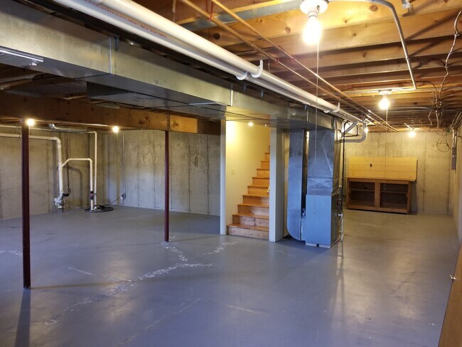 Building Photo - 316 N Hyland St