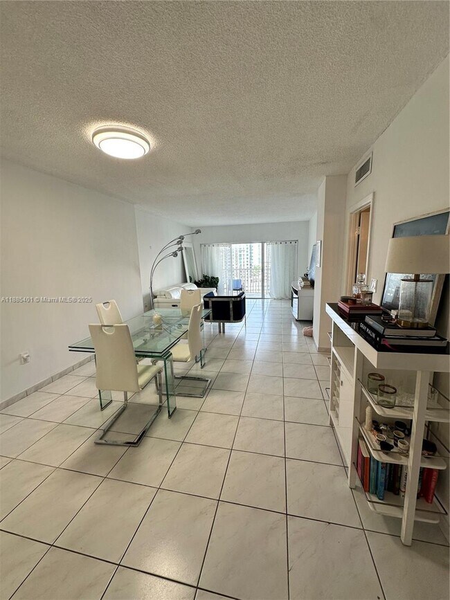 Building Photo - 300 Bayview Dr