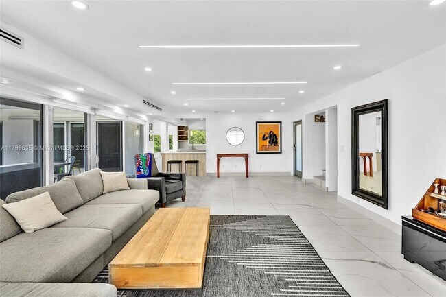 Building Photo - 9257 Bay Dr