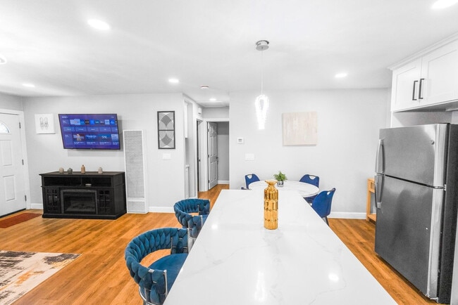 Building Photo - 1063-67 Gillespie Dr