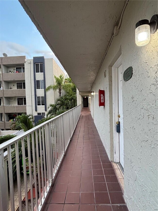 Building Photo - 10000 NW 80th Ct